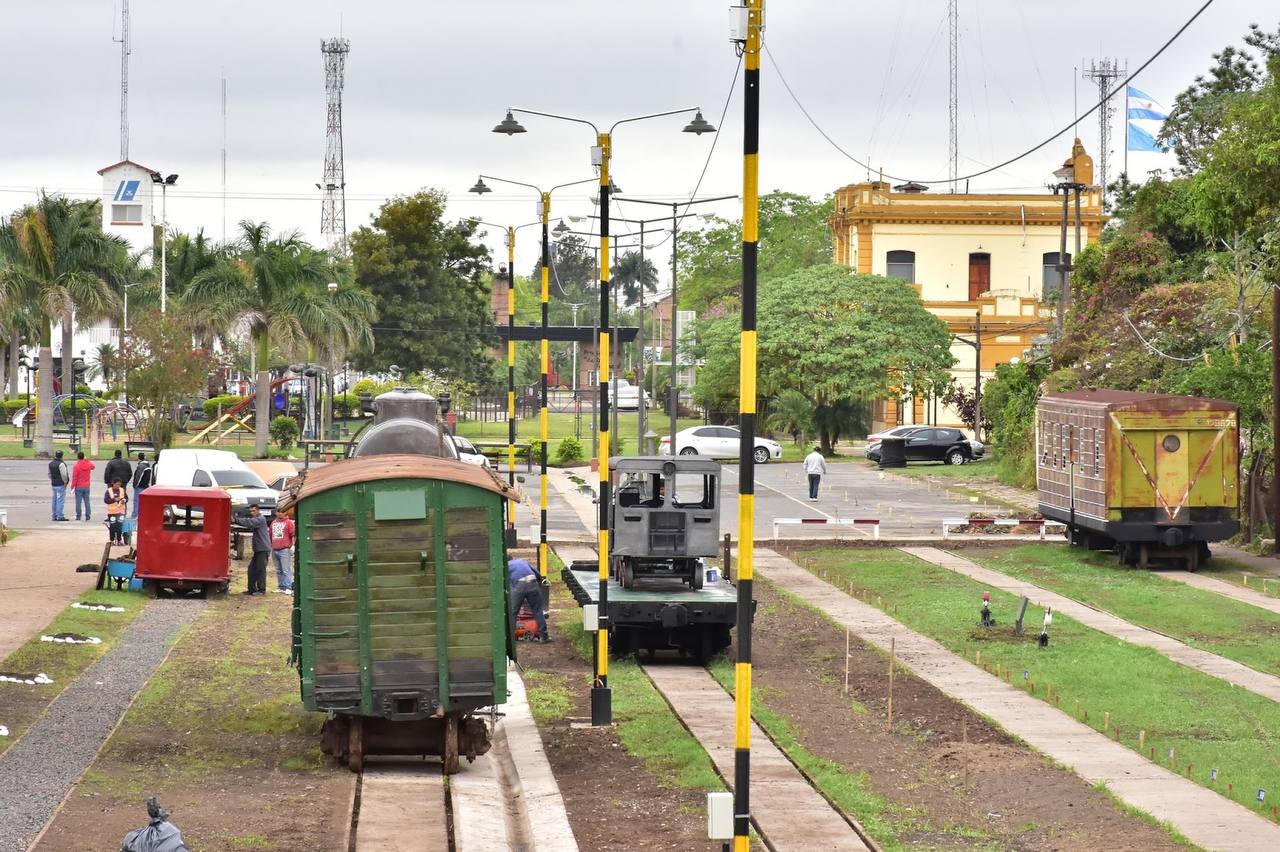 Estación de tren de Formosa, de día, con la vegetación y el entorno urbano de la ciudad
